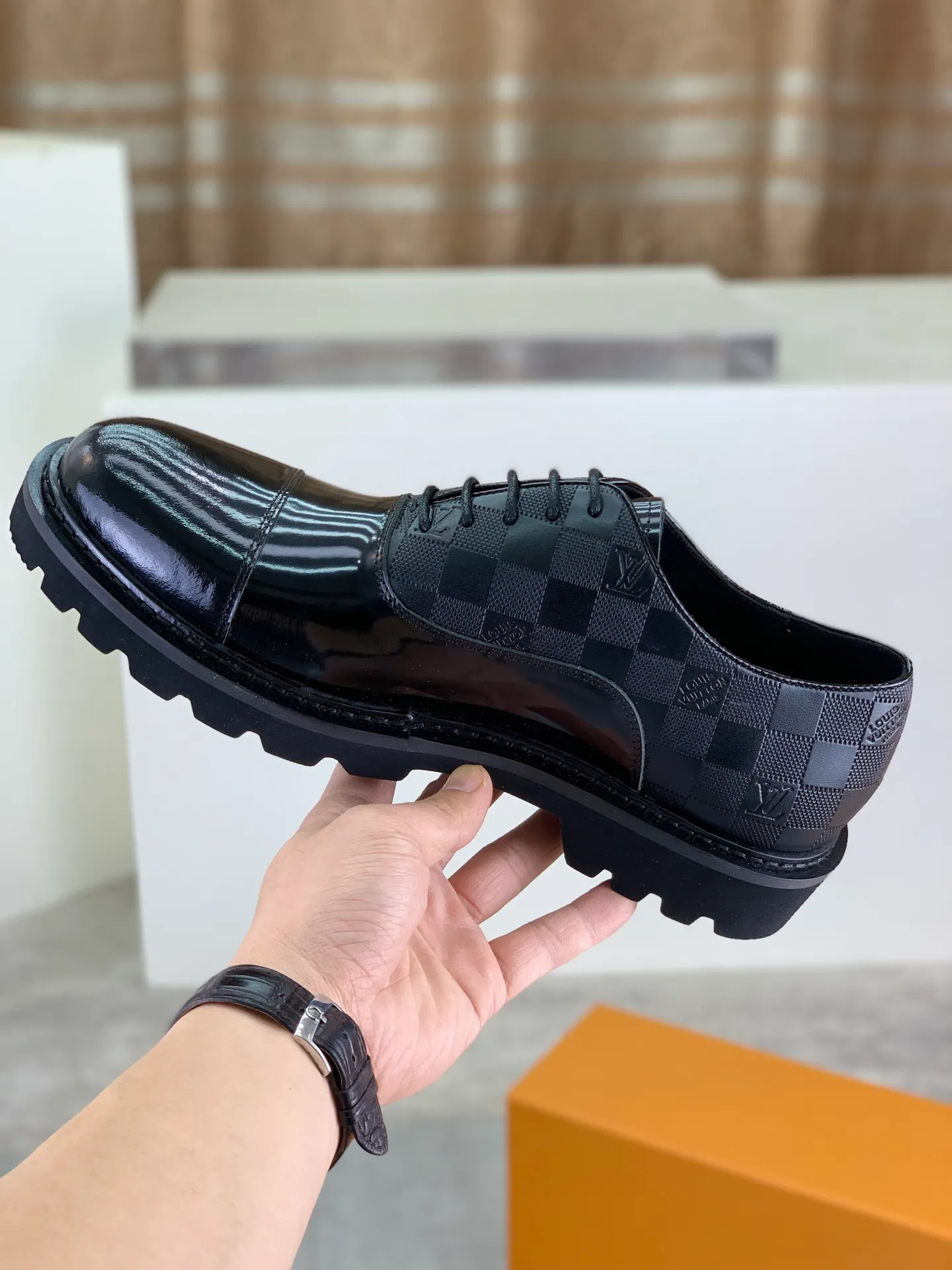 Factory price P820 💎💎💎Top version LOUIS VUITTON [Louis Vuitton] - LV men's business casual leather shoes, luxurious and noble 👞All imported original cowhide, just to create a more comfortable wearing experience, upper: original high-end calfskin➕Imported soft cowhide lining, original lightweight foam outsole✔️Color: 3️⃣colors available Size: 39-44 (38.45 46 can be customized (non-returnable)